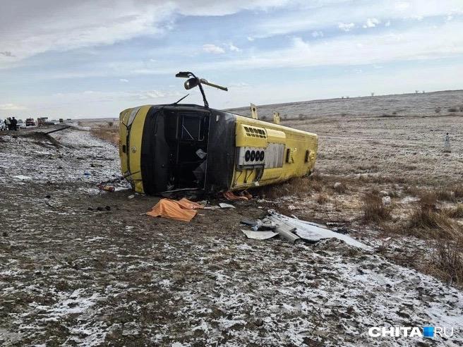 俄罗斯远东外贝加尔边疆区18日发生大巴翻车事故，造成2名中国公民死亡，，14人回国治疗