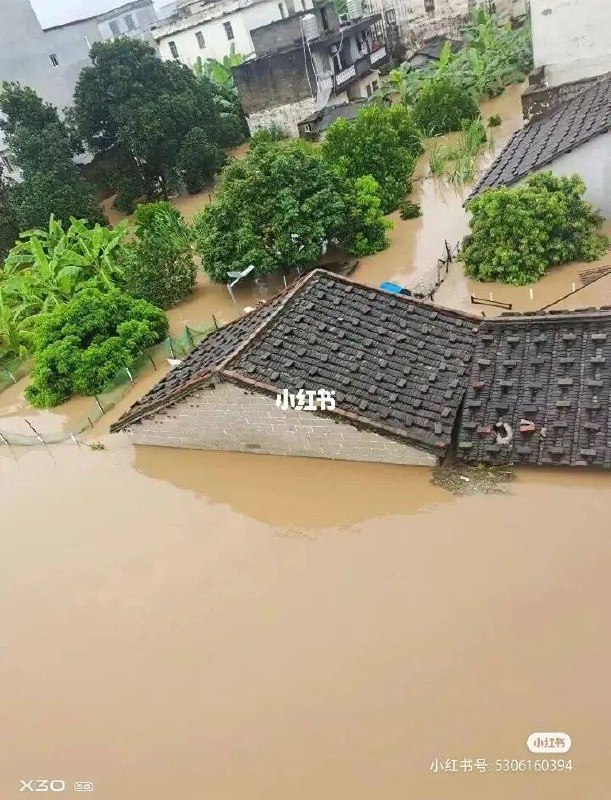 #广西 #暴雨刚刚刷到小红书，图一广西博白，图二百色凌云县！！去刷了新闻，还有北海也被淹了，消防员已经转移了好多人！南国昨天晚上和今天早上的内容都有推送，说是12-13号还会继续下雨，主要在桂南地区，被水淹地区的友仔们注意安全