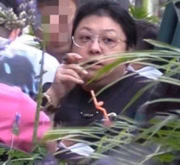 《抓特务》抓到了韩红抽的雪茄7000多块一根多名高官同时也是红十字会的高官挂慈善之名，行贪污之实感谢家人们投稿！《抓特务》抓到了韩红抽的雪茄7000多块一根多名高官同时也是红十字会的高官挂慈善之名，行贪污之实感谢家人们投稿！