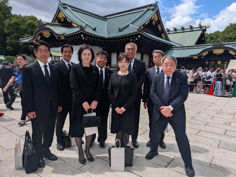 中方对日本阁僚参拜靖国神社提出强烈抗议中国外交部发言人15日就日本首相高市早苗向靖国神社献上“玉串料”、高市内阁阁僚进行参拜一事提出强烈谴责，并发表谈话称“已向日方提出严正交涉、强烈抗议”
