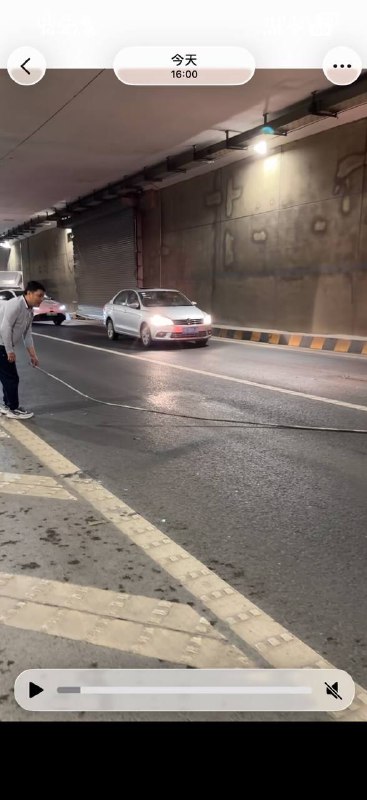 珠海会展隧道出事故，电缆钢筋掉下来砸到了珠海，本来是我很向往很喜欢的城市但是昨天在珠海旅游路上经过会展隧道拱北方向中间路段电缆钢筋掉下来了，路上多台车受损我的后视镜也被砸坏了后续就是去到交警大队踢皮球，建设方说不归他们管，说找道路维护我都怀疑这里是没有道路养护的有一方说竣工没验收通过没验收通过可以行车过去？现在就是在扯皮，珠海你很让我寒心感谢 yellow  投稿！珠海会展隧道出事故，电缆钢筋掉下来砸到了珠海，本来是我很向往很喜欢的城市但是昨天在珠海旅游路上经过会展隧道拱北方向中间路段电缆钢筋掉下来了，路上多台车受损我的后视镜也被砸坏了后续就是去到交警大队踢皮球，建设方说不归他们管，说找道路维护我都怀疑这里是没有道路养护的有一方说竣工没验收通过没验收通过可以行车过去？现在就是在扯皮，珠海你很让我寒心感谢 yellow  投稿！