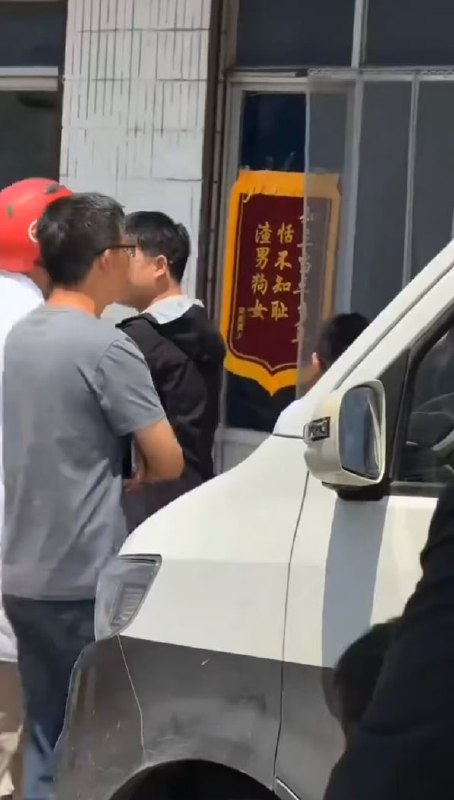 💢山东东明渣男+嚣张小三！出轨还不够，小三上门暴打原配？这瓜吃得血压飙升！#菏泽东明 #渣男小三 #原配被打感谢家人们投稿！💢山东东明渣男+嚣张小三！出轨还不够，小三上门暴打原配？这瓜吃得血压飙升！#菏泽东明 #渣男小三 #原配被打感谢家人们投稿！