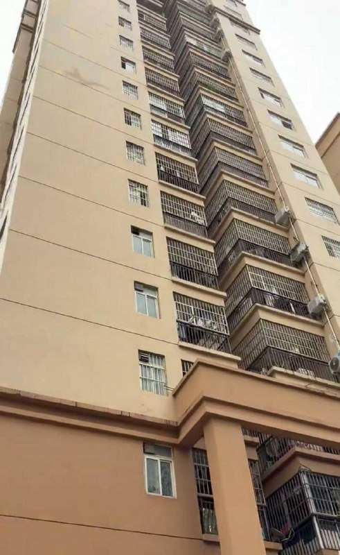 【广西南宁袁记云饺女子裸体跳楼身亡！】南宁袁记云饺楼上，一女子疑因捉奸在床或赌球巨亏，裸体坠楼身亡！现场多人围观，场面极度混乱