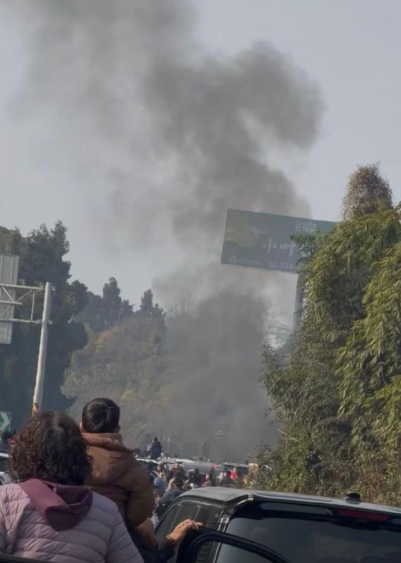 2.19 四川，京昆高速成雅名山段突发交通事故…现场疑似多车追尾后引发起火，浓烟滚滚，返程高峰还未结束，高速上车流密集，只愿所有被困人员都能化险为夷