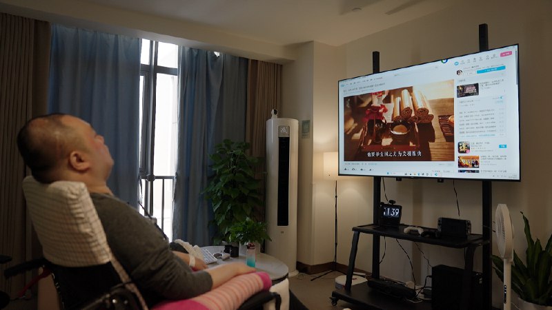 国内首款全植入脑机接口完成首例临床试验，患者用意念控制设备脑虎科技宣布，其自主研发的国内首款“三全”（全植入、全无线、全功能）脑机接口产品成功完成首例临床试验