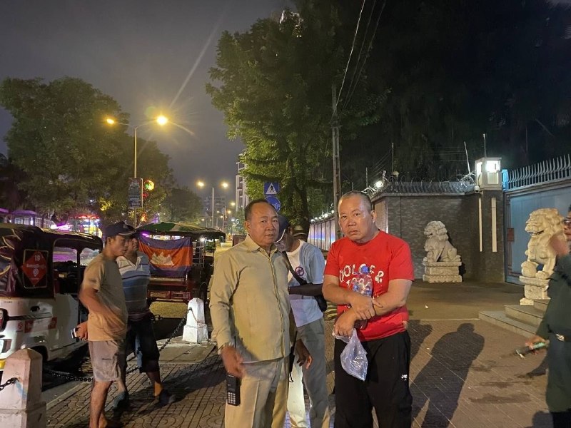中国男子醉酒闹事引冲突，警方介入后送往使馆处理2026年5月4日晚19时，一名中国籍男子在醉酒状态下，在柬埔寨金边市一家加油站里行为失控，大声喧哗并直接躺在店内，影响了商户的正常营业秩序