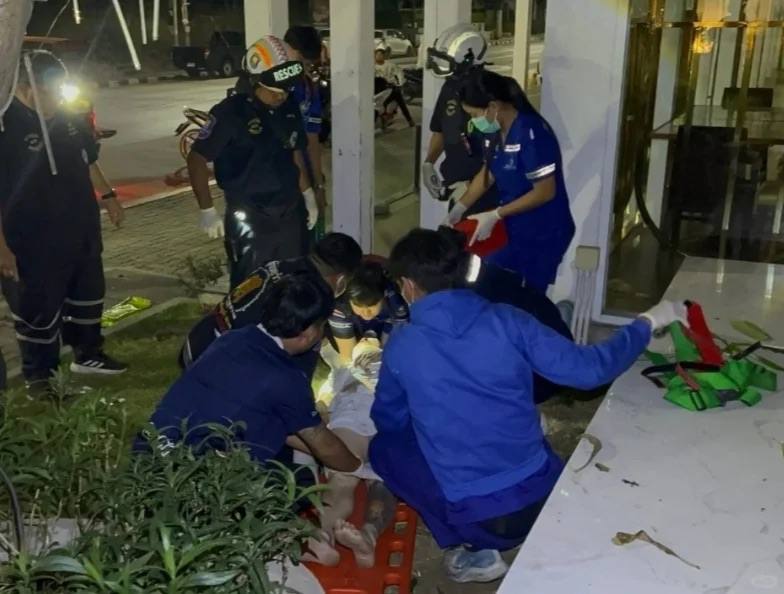 原因成谜！中国游客凌晨从芭提雅酒店坠楼据泰媒Dailynews报道，2月8日凌晨3时06分，泰国芭提雅市沙旺布里汶救援中心接到报警，称有人员从高处坠落并身受重伤