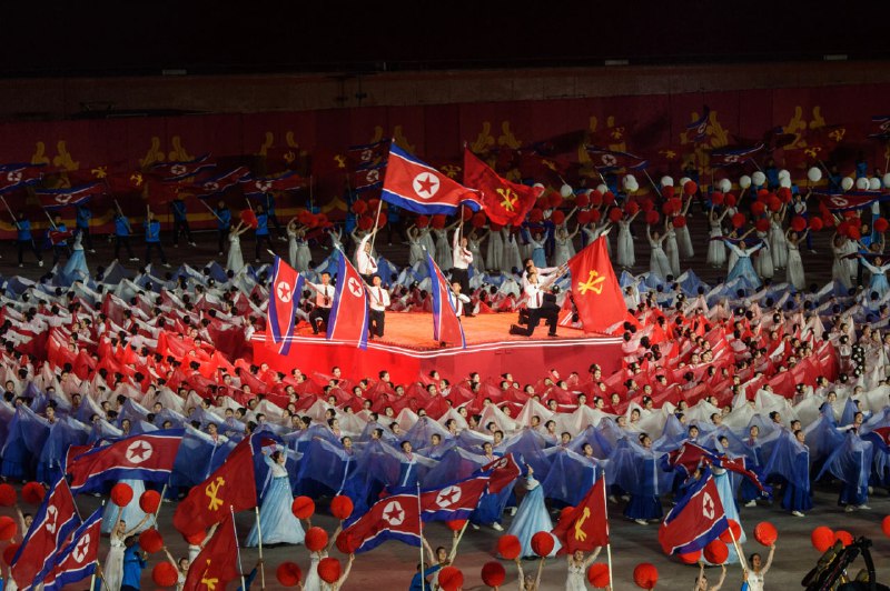 #朝鲜 劳动党 建党80 周年 纪念 大会 集体演出伟大的朝鲜劳动党在长达八十年的光辉历程中，始终作为人民大众真正的母亲党，闪耀着引领自主与尊严强国的灯塔之光