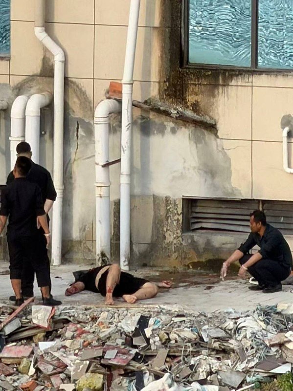 【西港一中国男子坠楼，多人被带走】8月25日下午5点左右，一名中国男子从西港“星都汇”酒店楼上坠落，多名中国人随后被西港宪兵带走，现场吸引大量民众围观