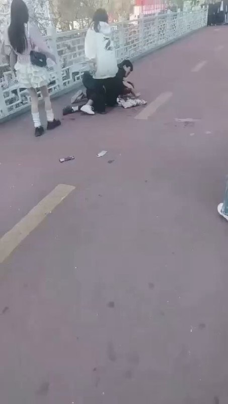 3月25日，陕西 #西安小寨 天桥发生一起持刀伤人事件