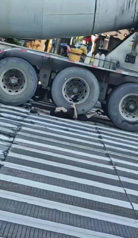 中山小榄菊城大道...切记遵守交通安全，远离大<祸>车😱😱感谢家人们投稿！中山小榄菊城大道...切记遵守交通安全，远离大<祸>车😱😱感谢家人们投稿！