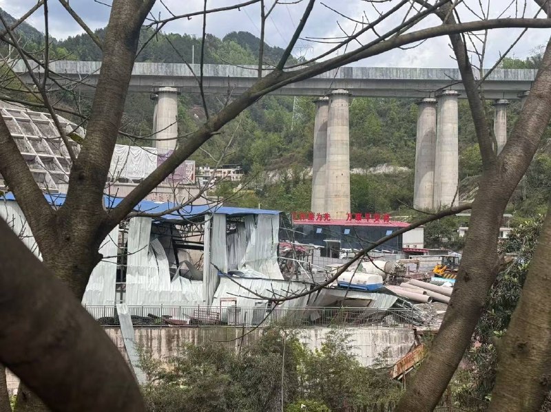 重庆 一 隧道 发生 #爆炸 致4人死亡感谢家人们投稿！重庆 一 隧道 发生 #爆炸 致4人死亡感谢家人们投稿！