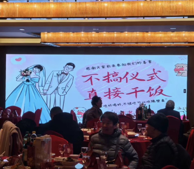 内地一婚礼主持人抱怨称，他从业10年，今年五一竟然一场婚礼都没有接到，甚至连询价的都没有，与往年繁忙的五一反差巨大