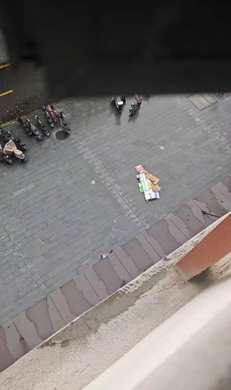 湖南常德文理学院一男生跳楼身亡，家长在学校门口烧纸，网传因为表白失败跳的感谢 Group  投稿！湖南常德文理学院一男生跳楼身亡，家长在学校门口烧纸，网传因为表白失败跳的感谢 Group  投稿！