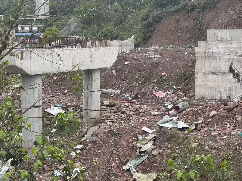 重庆 一 隧道 发生 #爆炸 致4人死亡感谢家人们投稿！重庆 一 隧道 发生 #爆炸 致4人死亡感谢家人们投稿！