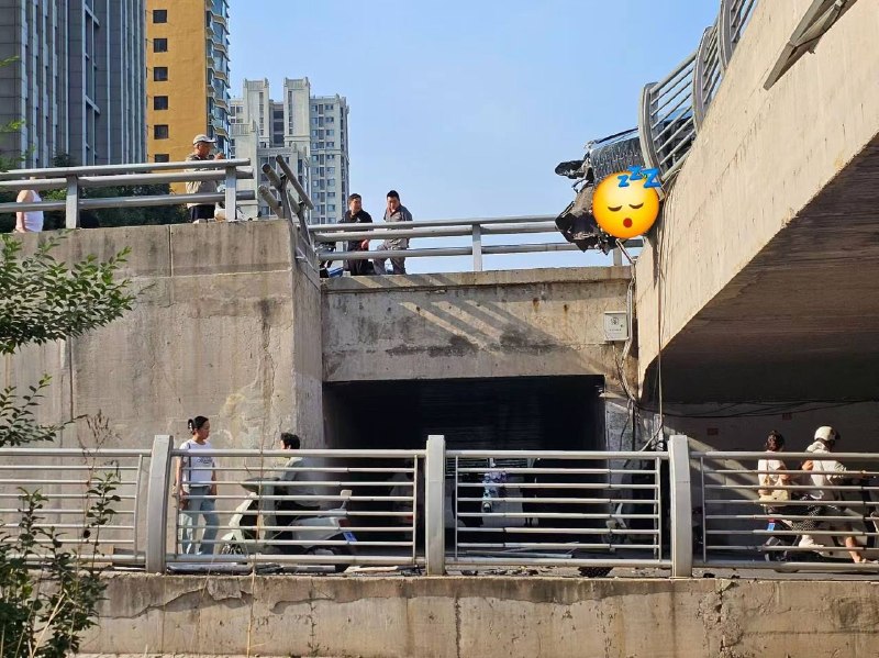 6月17日早，山西太原市小店区东中环龙堡互通桥上，一辆黑色商务车撞向护栏，车头悬空探出！大清早的上演速度与激情擦汗车开好了是交通工具，开不好是武器，车祸猛于虎，行车需谨慎★……感谢家人们投稿！6月17日早，山西太原市小店区东中环龙堡互通桥上，一辆黑色商务车撞向护栏，车头悬空探出！大清早的上演速度与激情擦汗车开好了是交通工具，开不好是武器，车祸猛于虎，行车需谨慎★……感谢家人们投稿！