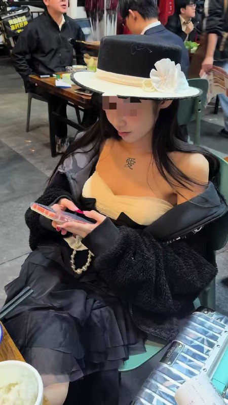 网友爆料，又一名 纯爱战士 倒下了女的应该挺好看，又喜欢脚踩几条船，不过把金主男友得罪了，又得物色下一个凯子了感谢家人们投稿！网友爆料，又一名 纯爱战士 倒下了女的应该挺好看，又喜欢脚踩几条船，不过把金主男友得罪了，又得物色下一个凯子了感谢家人们投稿！