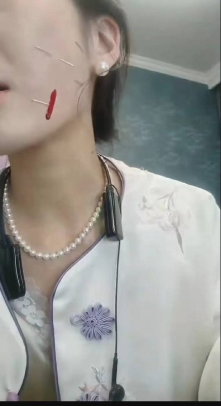 女主播pk惩罚，用订书钉订脸😓感谢家人们投稿！女主播pk惩罚，用订书钉订脸😓感谢家人们投稿！