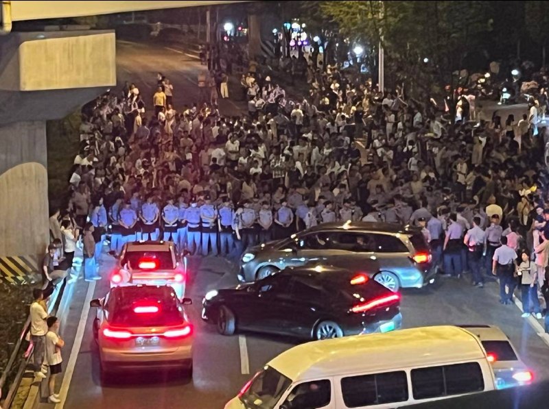 1.【合肥爆发反垃圾站堵路抗议】大量警方人员列队进入现场，人群里有人喊出：“欢迎欢迎，热烈欢迎