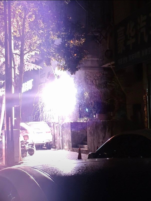 4月13日晚，广西南宁琅东深夜突发煤气爆炸，人烧成火球感谢 Group  投稿！4月13日晚，广西南宁琅东深夜突发煤气爆炸，人烧成火球感谢 Group  投稿！