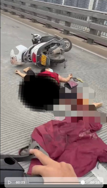 4月6日，广东江门潮连大桥一水泥搅拌车撞摩托车，人都被压断了，肠子都压出来了，太吓人了😱感谢 Group  投稿！4月6日，广东江门潮连大桥一水泥搅拌车撞摩托车，人都被压断了，肠子都压出来了，太吓人了😱感谢 Group  投稿！