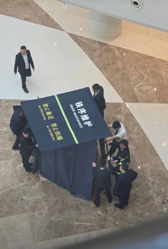 4月23日，天津万象城一女子穿着红裤子红袜子红鞋子跳楼感谢 Group  投稿！4月23日，天津万象城一女子穿着红裤子红袜子红鞋子跳楼感谢 Group  投稿！