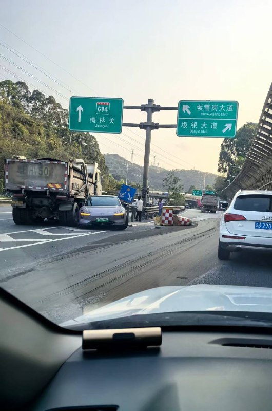 3月19日...深圳南坪快速...防御性驾驶，生命大于一切...感谢家人们投稿！3月19日...深圳南坪快速...防御性驾驶，生命大于一切...感谢家人们投稿！