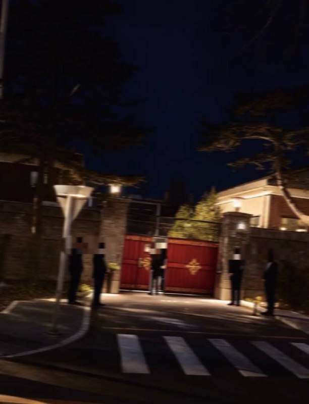 1月21日晚，网传疑似张友侠北京住所门口，被黑衣军团包围