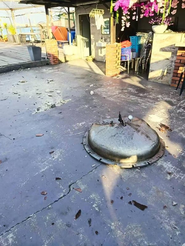 海墘一间住家厨房的压力锅突然发生爆炸，导致厨房损毁！感谢家人们投稿！海墘一间住家厨房的压力锅突然发生爆炸，导致厨房损毁！感谢家人们投稿！