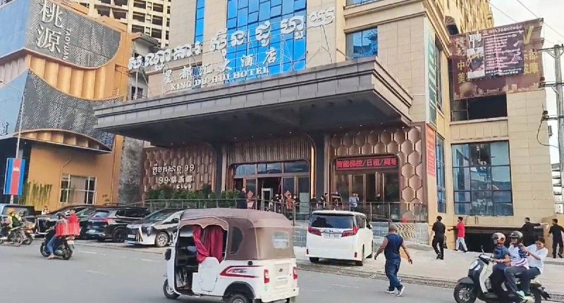 【西港一中国男子坠楼，多人被带走】8月25日下午5点左右，一名中国男子从西港“星都汇”酒店楼上坠落，多名中国人随后被西港宪兵带走，现场吸引大量民众围观
