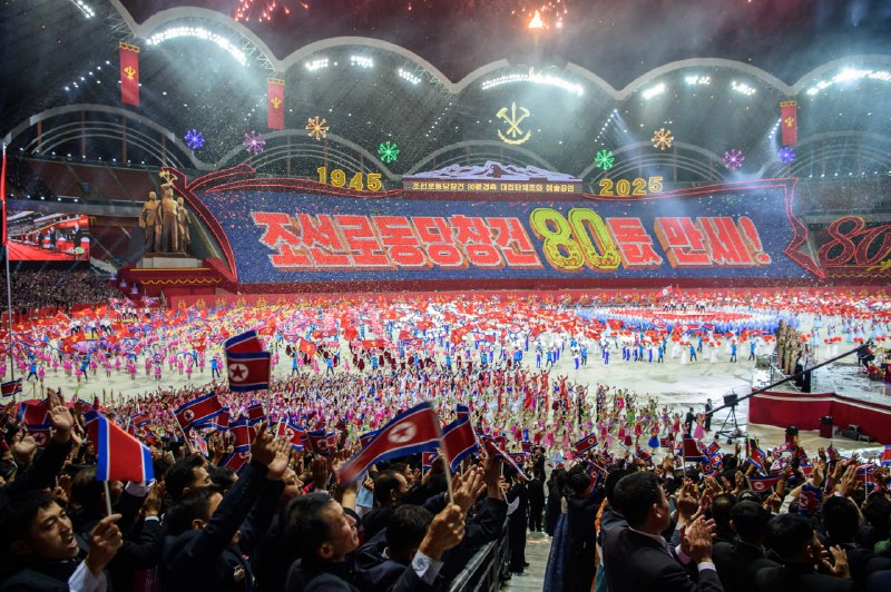 #朝鲜 劳动党 建党80 周年 纪念 大会 集体演出伟大的朝鲜劳动党在长达八十年的光辉历程中，始终作为人民大众真正的母亲党，闪耀着引领自主与尊严强国的灯塔之光