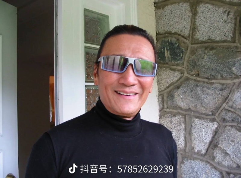 谢贤惊传离世享年89岁 谢霆锋急返港一代红星「四哥」谢贤今日（20日）传出离世噩耗，享年89岁，有指正在内地筹备于7月25至26日举行的《Evolution Nic Live 进化演唱会》青岛站的儿子谢霆锋，已紧急低调返回香港，为爸爸谢贤处理后事安排，有指为尊重四哥生前意愿，一切低调办理