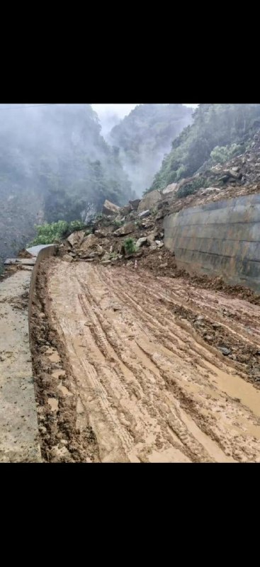 5月3日，四川省宜宾市筠连县蒿坝镇境内，一条公路发生塌方