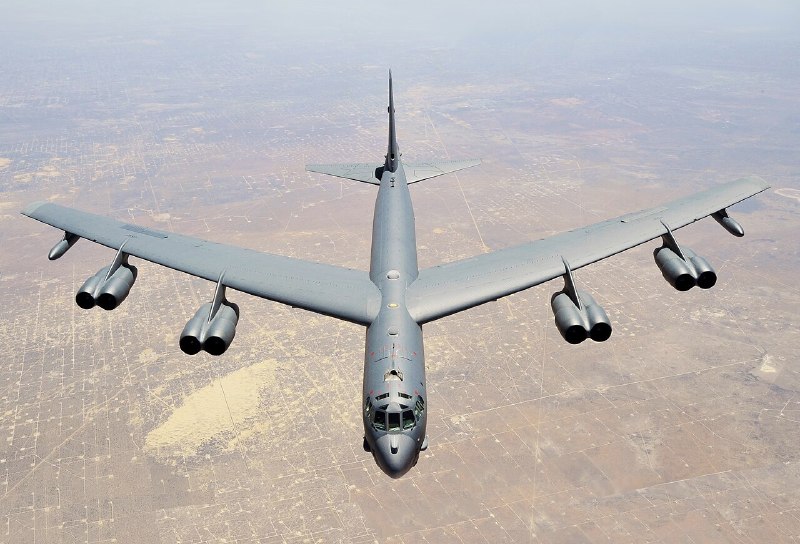 🇺🇸 周一上午约11点20分，美国 空军一架B-52“同温层堡垒”轰炸机在加利福尼亚州莫哈韦沙漠的爱德华兹空军基地起飞后不久坠毁 #坠机紧急救援人员随即赶往现场，但尚未确认机上人员数量及飞行员是否成功逃生