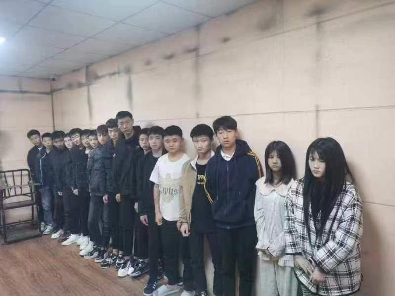 谁说女子不如男，精神小妹的战斗力非常强，打人都是冲第一！#精神小妹 #打架感谢家人们投稿！谁说女子不如男，精神小妹的战斗力非常强，打人都是冲第一！#精神小妹 #打架感谢家人们投稿！