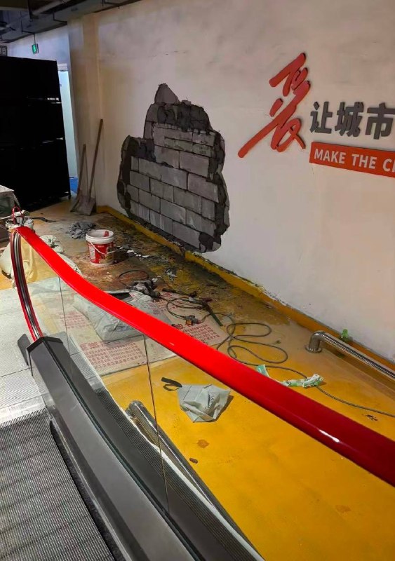 湖南，株洲步步高，特斯拉撞墙，这车子是真硬，车主没事