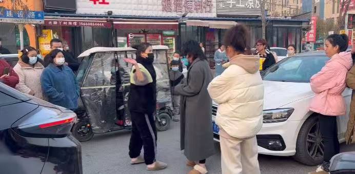 女人 撕 小三 头发掉了感谢家人们投稿！女人 撕 小三 头发掉了感谢家人们投稿！