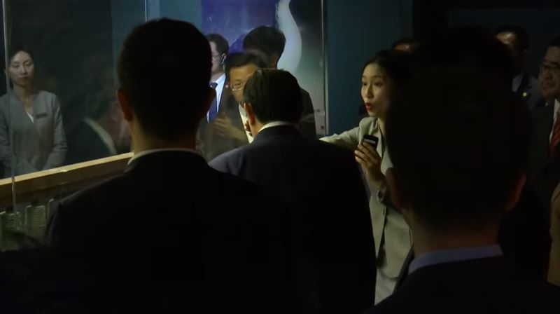 碰！馬英九參觀重慶中國三峽博物館「頭撞到玻璃」 解說員忍不住笑場