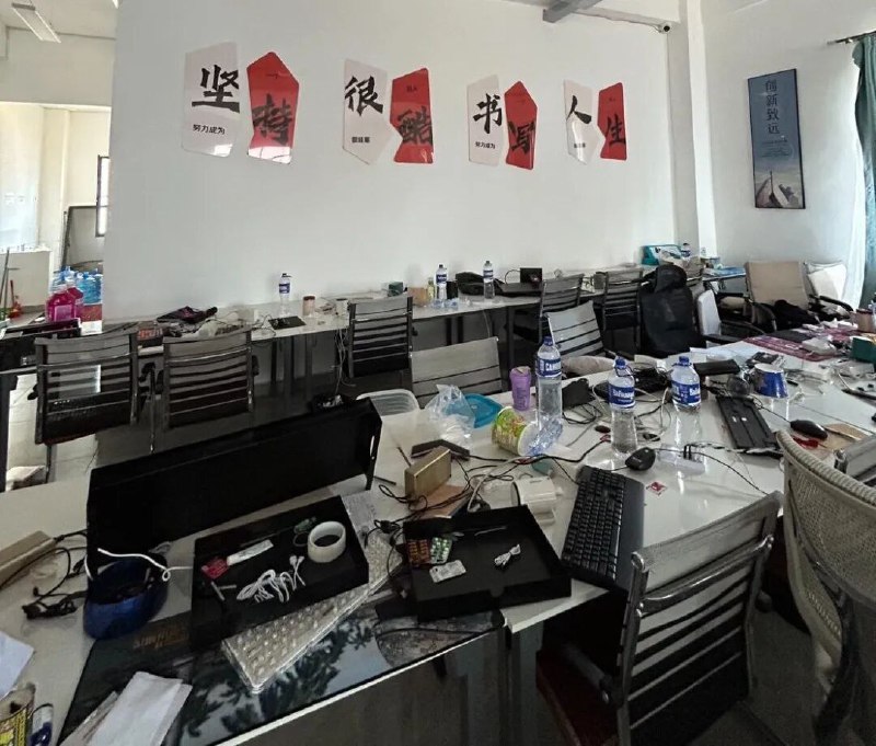 #泰国 边境电诈窝点竟发现“多国警察局”！泰国军方在今日在素林府——泰国军警在素林府甲春县的崇宗-奥斯马赫永久边境口岸进行电诈窝点检查时，发现大量布置成其他国家警察局和政府机构模样的房间