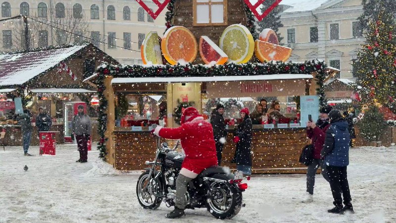 🚨风雪中的基辅，尽管每天俄罗斯侵略军的轰炸不曾停止，但是，生活仍然在继续