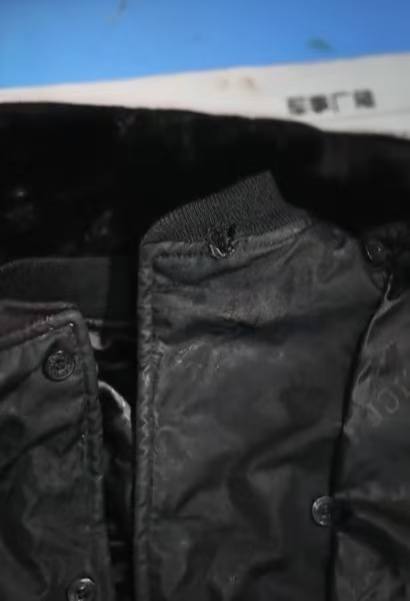 潜逃25年的逃犯开枪拒捕，37岁民警额旺格拉抓捕时牺牲......抓捕当天视频公布：戴头盔穿防弹衣靠前搜索，中枪正中颈部动脉，失血过多身亡感谢家人们投稿！潜逃25年的逃犯开枪拒捕，37岁民警额旺格拉抓捕时牺牲......抓捕当天视频公布：戴头盔穿防弹衣靠前搜索，中枪正中颈部动脉，失血过多身亡感谢家人们投稿！