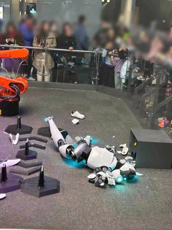 人形机器人工伤3月8日，上海科技馆人形机器人表演时失控，摔倒在地四分五裂