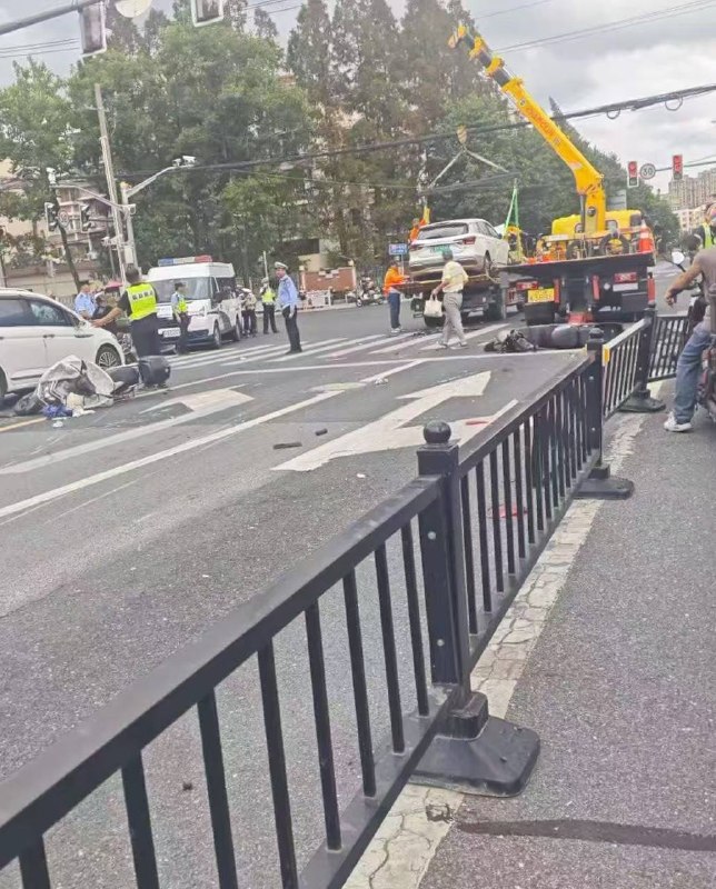 8月8 ，上海-桃浦白丽路汉庭酒店路口，，是酒驾 还是疲劳驾驶了？希望大家都平平安安的感谢家人们投稿！8月8 ，上海-桃浦白丽路汉庭酒店路口，，是酒驾 还是疲劳驾驶了？希望大家都平平安安的感谢家人们投稿！