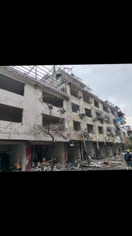6月11日凌晨，广西桂林兴安县兴安镇灵湘路，接连发生两次爆炸，方圆两公里，玻璃都震碎了！#桂林 #爆炸 官方报道7死17伤，网传为人为报复！睡梦中人炸没了，有人脑壳炸开了花，堪比战争片！6月11日凌晨，广西桂林兴安县兴安镇灵湘路，接连发生两次爆炸，方圆两公里，玻璃都震碎了！#桂林 #爆炸 官方报道7死17伤，网传为人为报复！睡梦中人炸没了，有人脑壳炸开了花，堪比战争片！