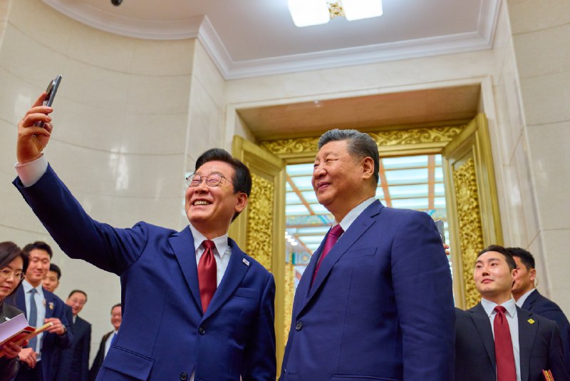 李在明：照片质量没问题吧？😁在庆州收到了礼物，用小米手机和 #习近平 主席夫妇拍了一张自拍照