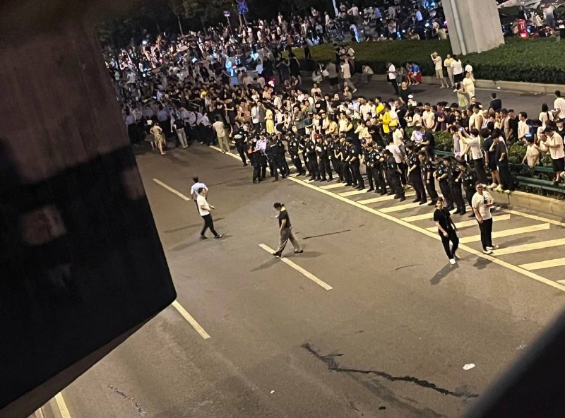 1.【合肥爆发反垃圾站堵路抗议】大量警方人员列队进入现场，人群里有人喊出：“欢迎欢迎，热烈欢迎