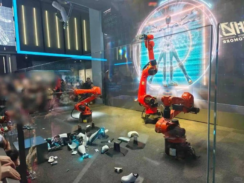 人形机器人工伤3月8日，上海科技馆人形机器人表演时失控，摔倒在地四分五裂