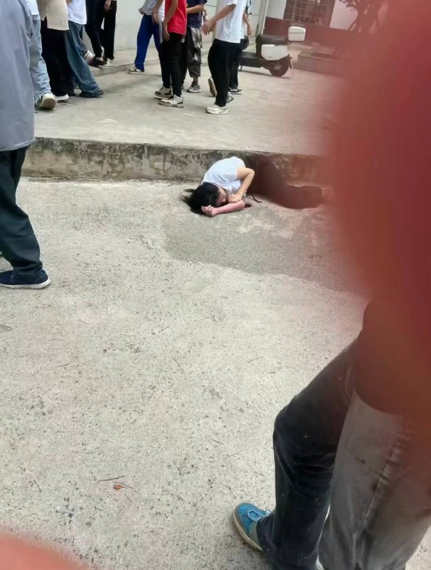 湖南邵阳城步二中，一刚毕业的物理女老师被家长和学校领导逼死！ #城步二中 #跳楼湖南邵阳城步二中，一刚毕业的物理女老师被家长和学校领导逼死！ #城步二中 #跳楼