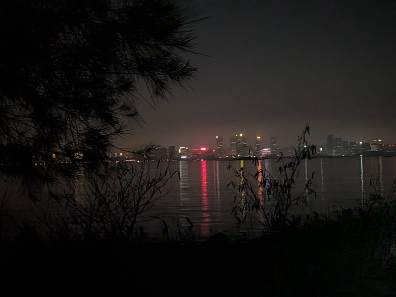 2月13日，台湾金门，一大陆男子偷渡进入烈屿乡的最北端，到达三民主义万岁墙，并附上了自己的定位信息以及远处厦门的照片