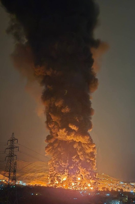 🇮🇱🔥🇮🇷以色列和美国改变战术：对伊朗石油天然气设施发起一波攻击▪️显然，西方联盟原本希望在占领伊朗并扶持亲美政权后，通过开采伊朗的矿产资源获利，因此此前并未对伊朗的石油天然气设施发动攻击